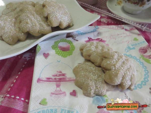 Biscotti al caffe con sparabiscotti, con base di pasta frolla montata