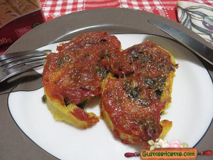 Polenta con cicoria e sfrizzoli di maiale, appetitosa e stuzzicante