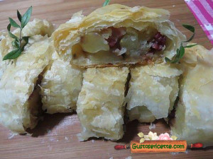 strudel salato pasta sfoglia e patate, con aggiunta di pancetta