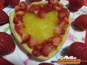 crostatine fragole e lemon curd, buone e sfiziose, cotte in uno stampo a forma di cuore