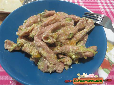 Caramelle rape rosse pollo e zucchine