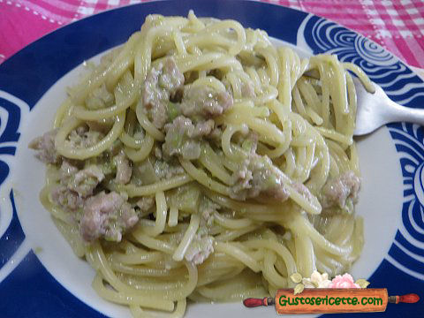 Spaghetti pesto di fave e tacchino