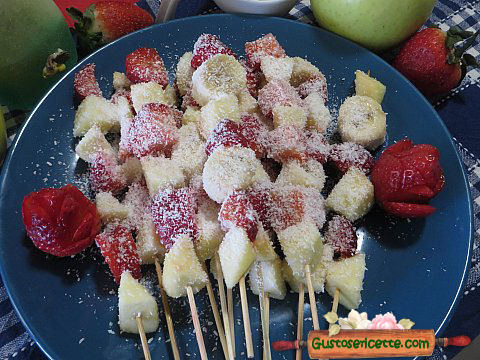 Spiedini di frutta cocco e limoncello