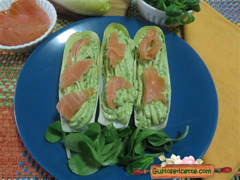 Barchette indivia belga avocado salmone