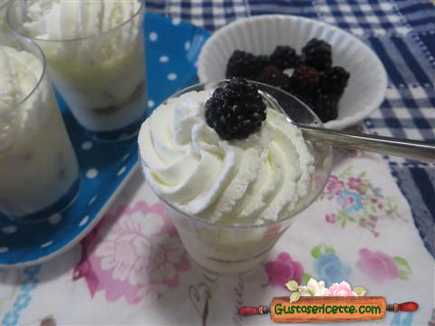 Bicchierini dolci ai frutti di bosco