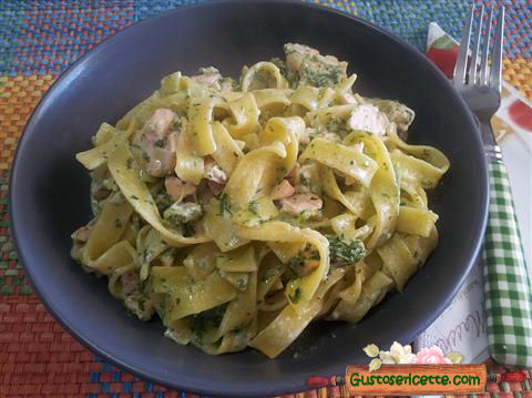 Fettuccine pesto rucola e salmone