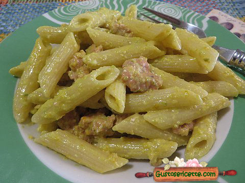 Pasta fiori di zucchine e luganega