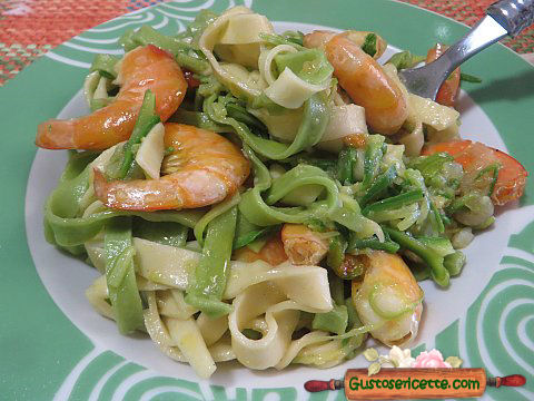 Tagliatelle paglia e fieno mazzancolle e zucchine