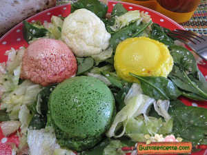 Insalata con uova colorate