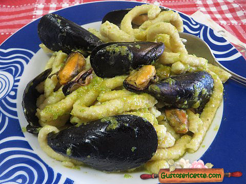 Passatelli fiori zucchine cozze e curry