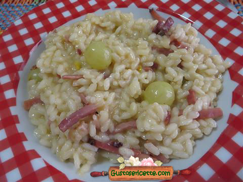 Risotto con uva bianca e speck