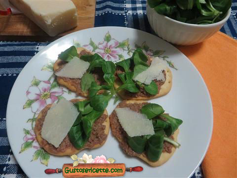 Crostini pate oca e parmigiano