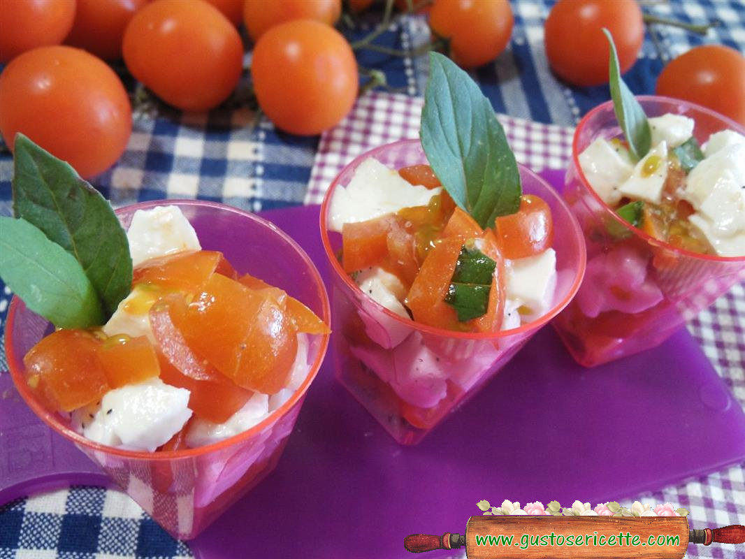 Bicchierini salati con caprese