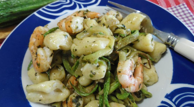 Gnocchi freddi zucchine mazzancolle e pesto