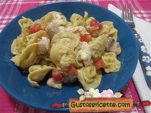 Cappelletti freddi palamita e pomodorini