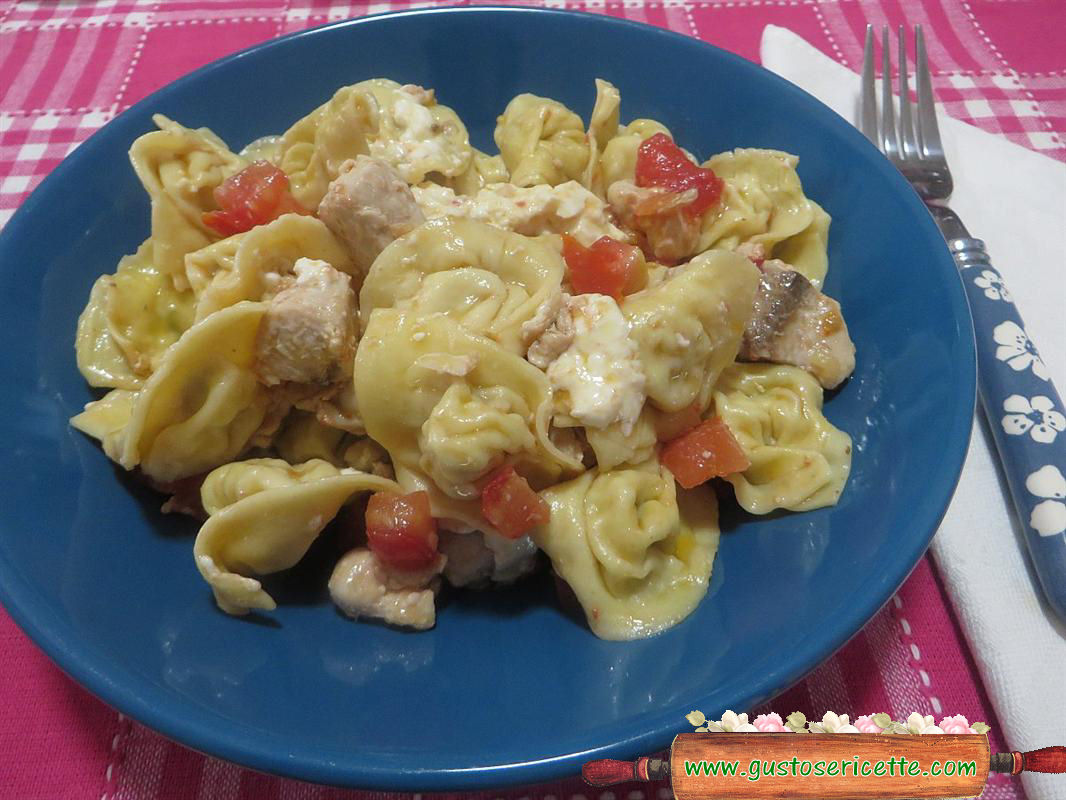 Cappelletti freddi palamita e pomodorini