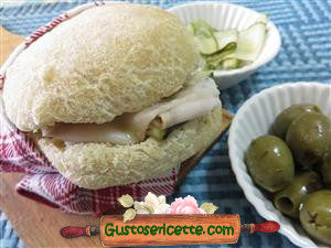 Panino farcito carpaccio zucchine e storione