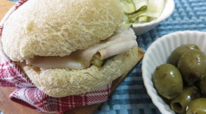 Panino farcito carpaccio zucchine e storione