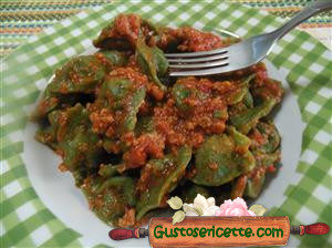 Cappelletti pasta all'ortica con cicoria e luganega