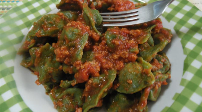 Cappelletti pasta all’ortica con cicoria e luganega