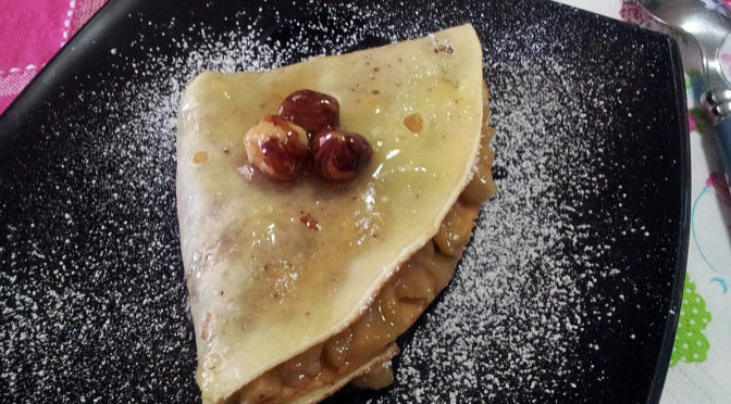 Crepes dolci feijoa e mele con nocciole al miele