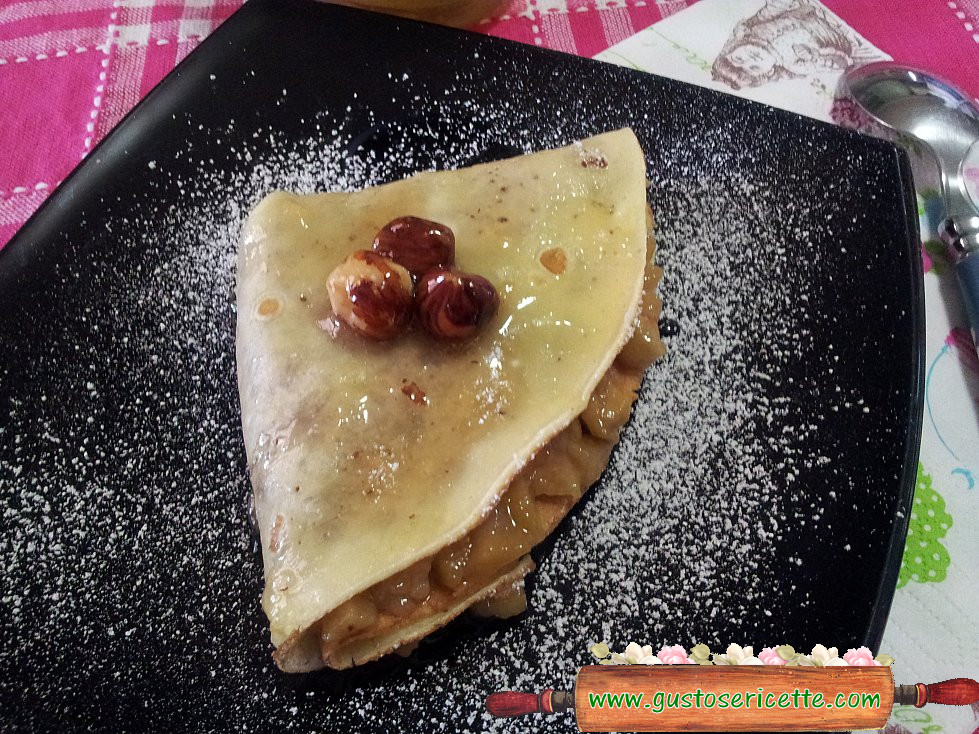 Crepes dolci feijoa e mele con nocciole al miele