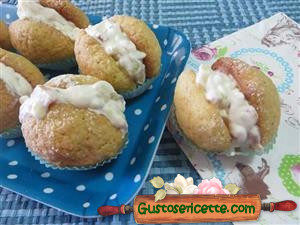 Pesche dolci panna e frutta fresca