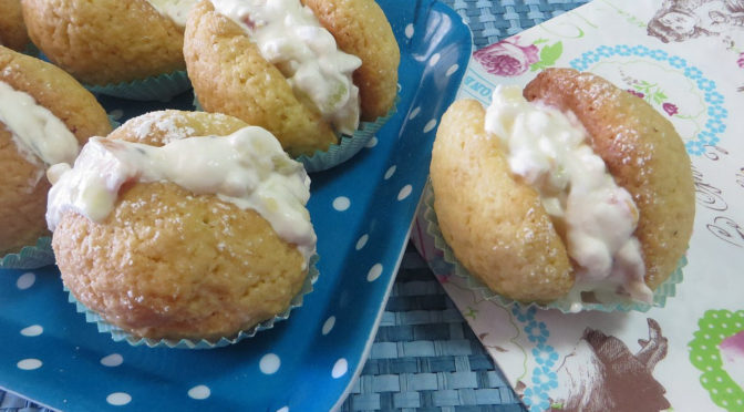 Pesche dolci panna e frutta fresca
