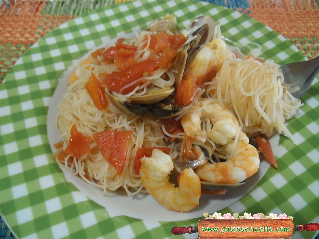 Spaghetti di riso vongole e gamberoni