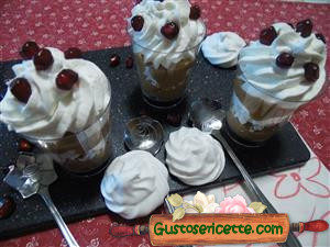 Bicchierini dolci meringhe e zabaione alla melagrana