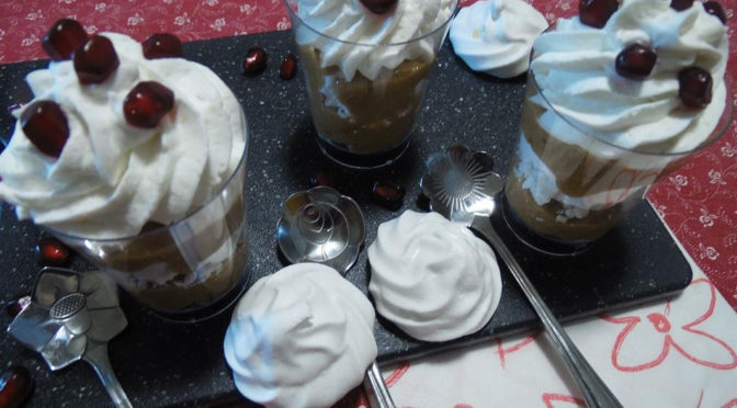 Bicchierini dolci meringhe e zabaione alla melagrana