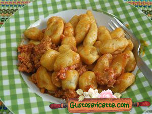 Gnocchi di patate e zucchine spinose al ragù di salsiccia