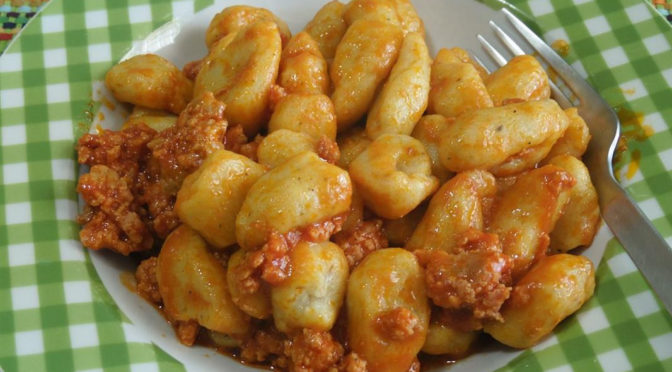 Gnocchi di patate e zucchine spinose al ragù di salsiccia
