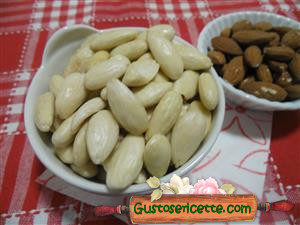 Pelare velocemente le mandorle 