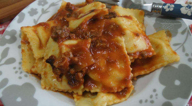 Ravioli alla porchetta con ragù di porri e radicchio