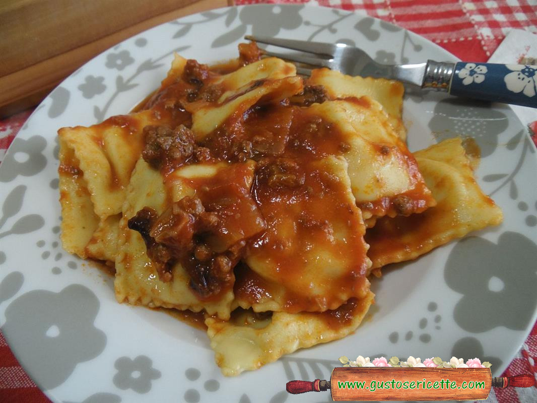 Ravioli alla porchetta con ragù di porri e radicchio