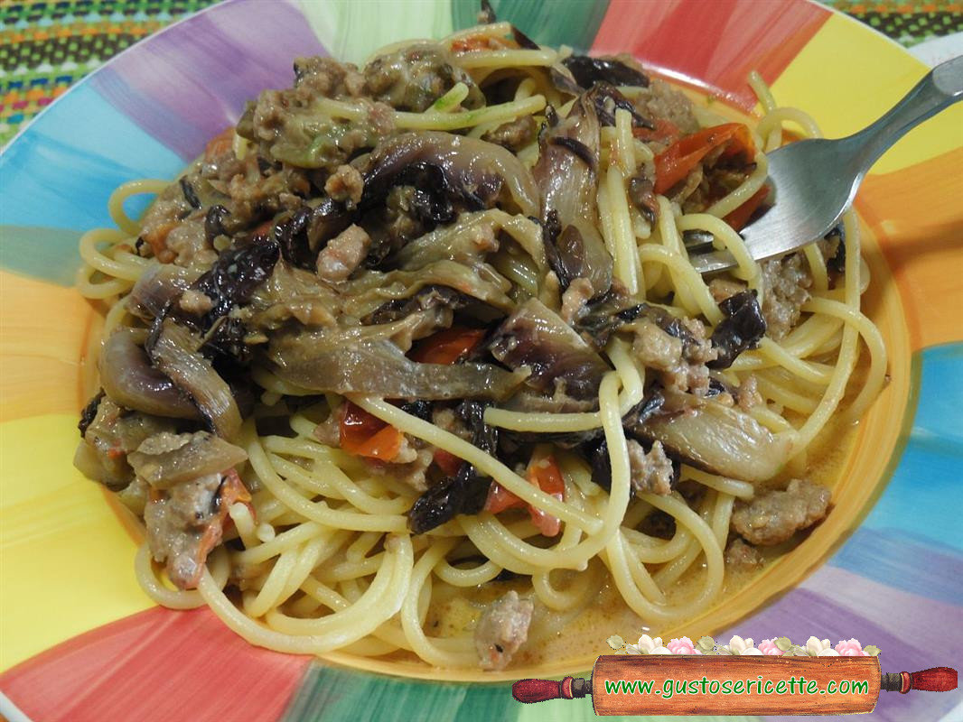 Spaghetti senza glutine con salsiccia e verdure grigliate