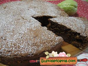 Torta al cacao con noci e zucchine spinose