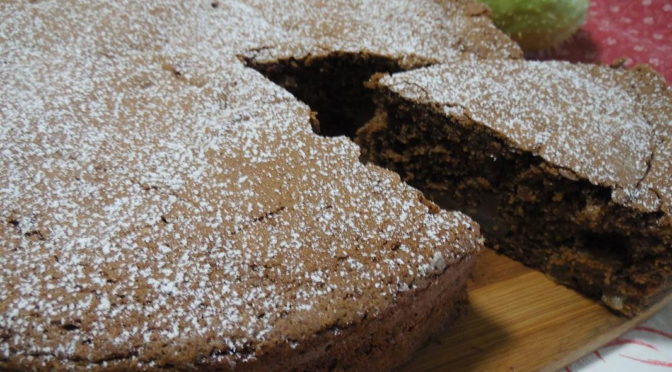 Torta al cacao con mandorle e zucchine spinose