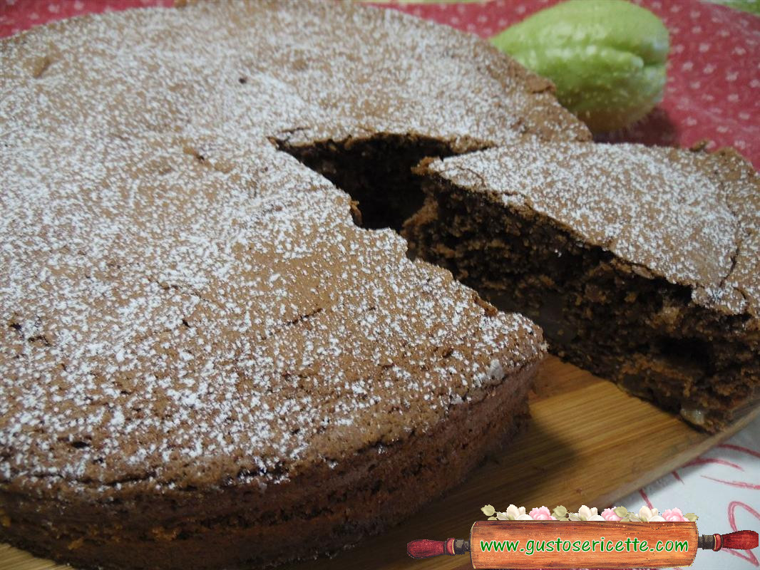 Torta al cacao con mandorle e zucchine spinose