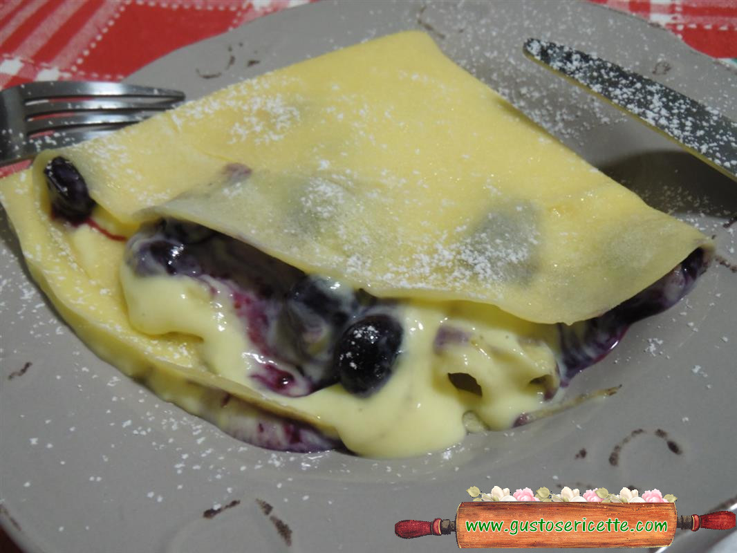 Crepes dolci con crema e mirtilli