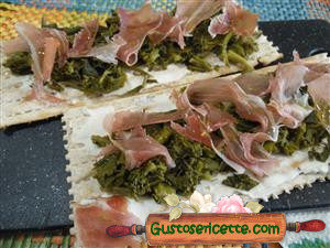 Crostini light cime di rapa e speck 