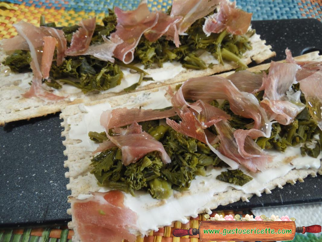 Crostini light cime di rapa e speck