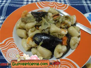 Gnocchi all'acqua con carciofi gamberoni e cozze