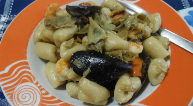 Gnocchi all’acqua con carciofi gamberoni e cozze