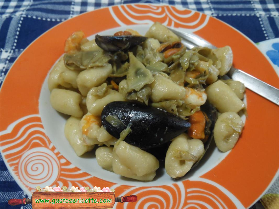 Gnocchi all’acqua con carciofi gamberoni e cozze