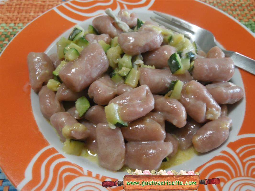 Gnocchi all acqua con rape rosse alle zucchine