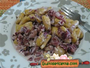 Gnocchi all'acqua con farina di lupini e radicchio