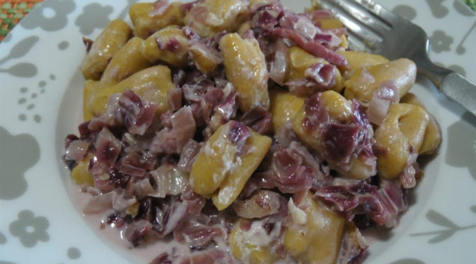 Gnocchi all’acqua con farina di lupini e radicchio