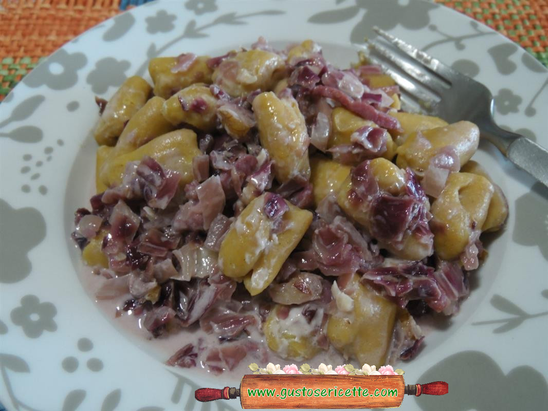 Gnocchi all’acqua con farina di lupini e radicchio